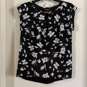 Fortune & Ivy Black & White Floral Cap-Sleeve Blouse, size S